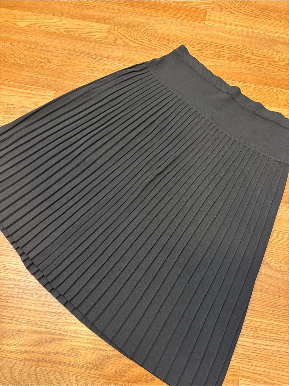 Grace Dane Lewis black pleated knit midi skirt. Size L